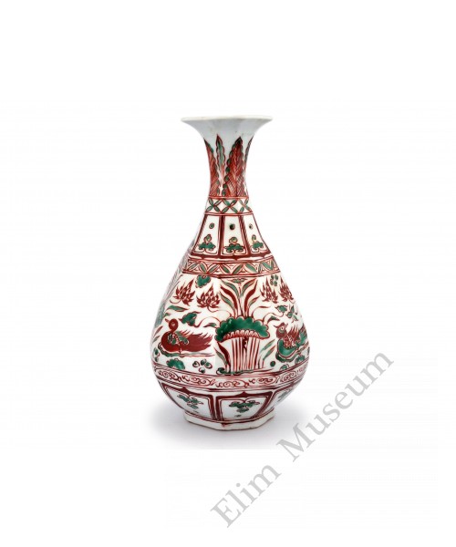 1410  An Octagonal shape Red & Green glaze Yuhuchun vase